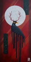 Un fier mainate aux bois de cerf sur un fond rouge abstrait